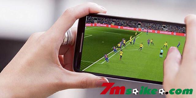 Chỉ với một chiếc điện thoại thông minh, anh em có thể xem bóng đá mọi lúc mọi nơi